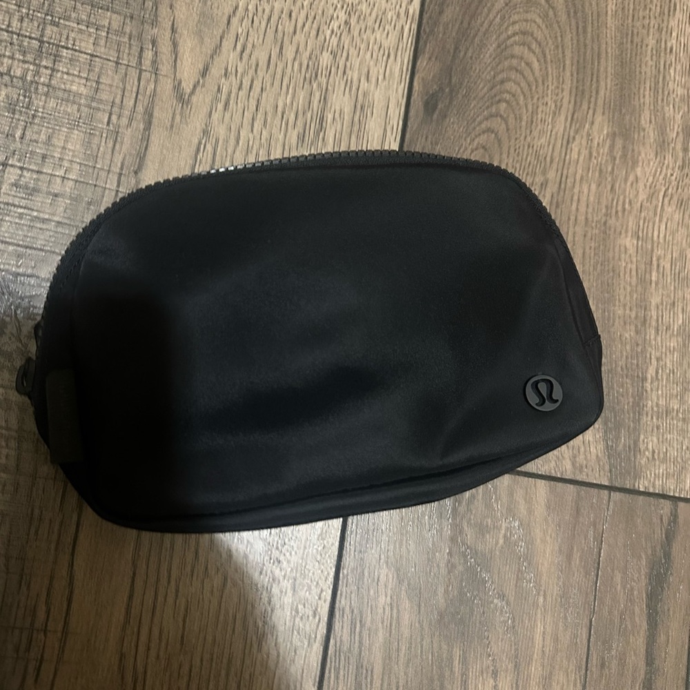 Lululemon Black / Silver Everywhere Belt Bag 1L NWT Brand New
